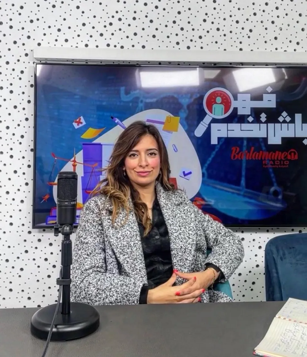 Zineb Elmkouar dans le studio de Barlamane Radio